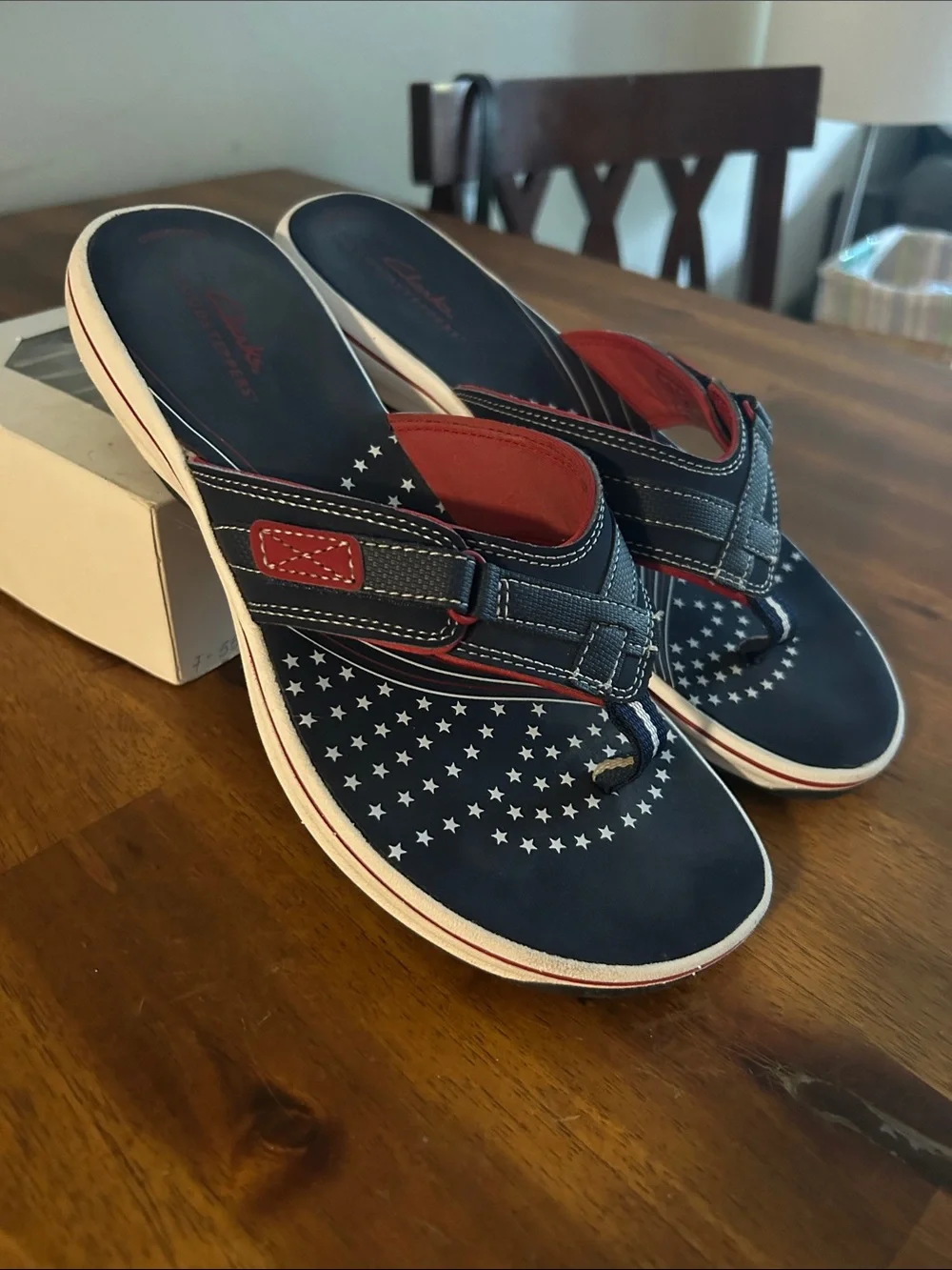 Clarks Cloudsteppers  Women 8 Navy and Red Star-Pattern Thong Sandals